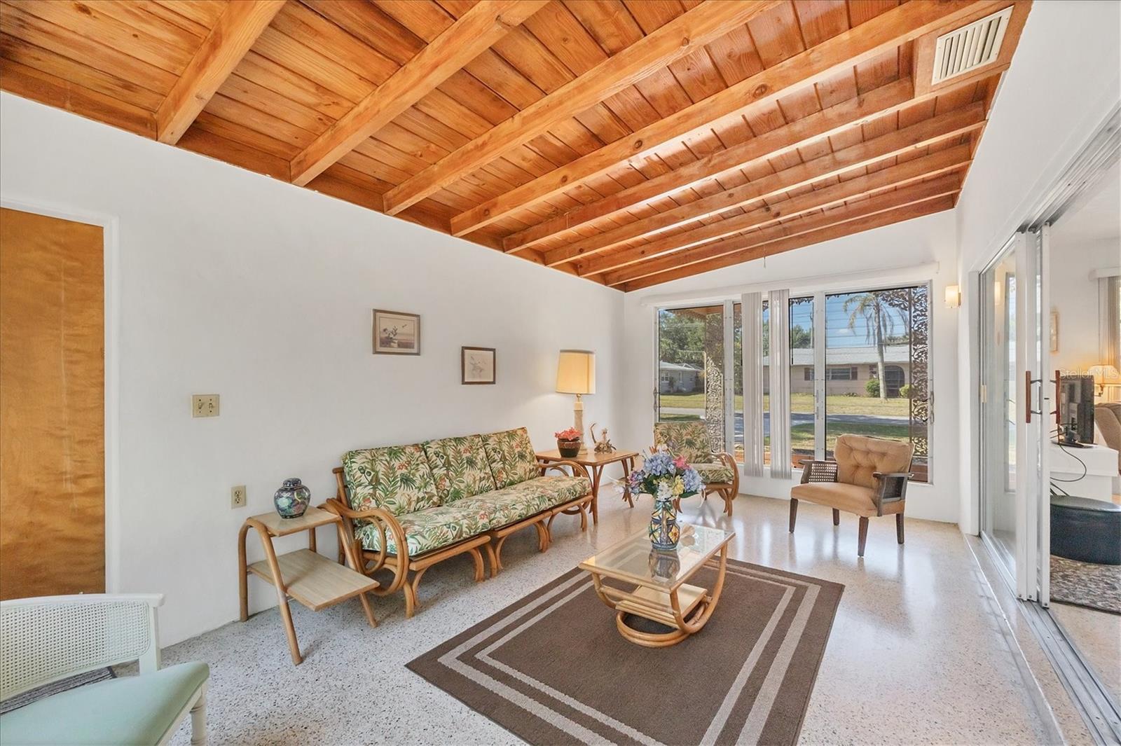 2538 LAKESHORE CIR
