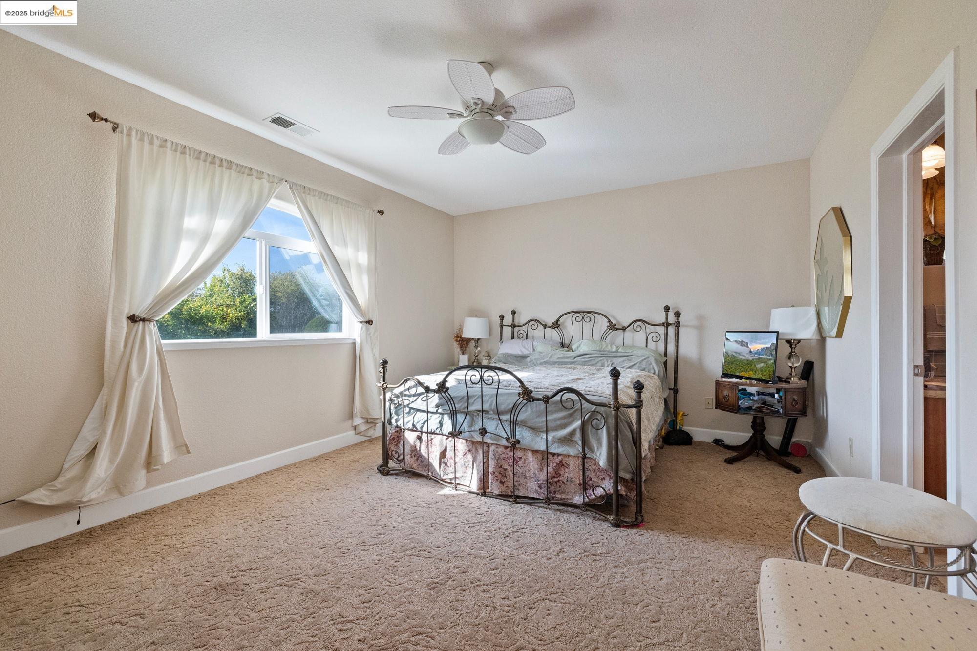 18201 Golden Oaks Dr