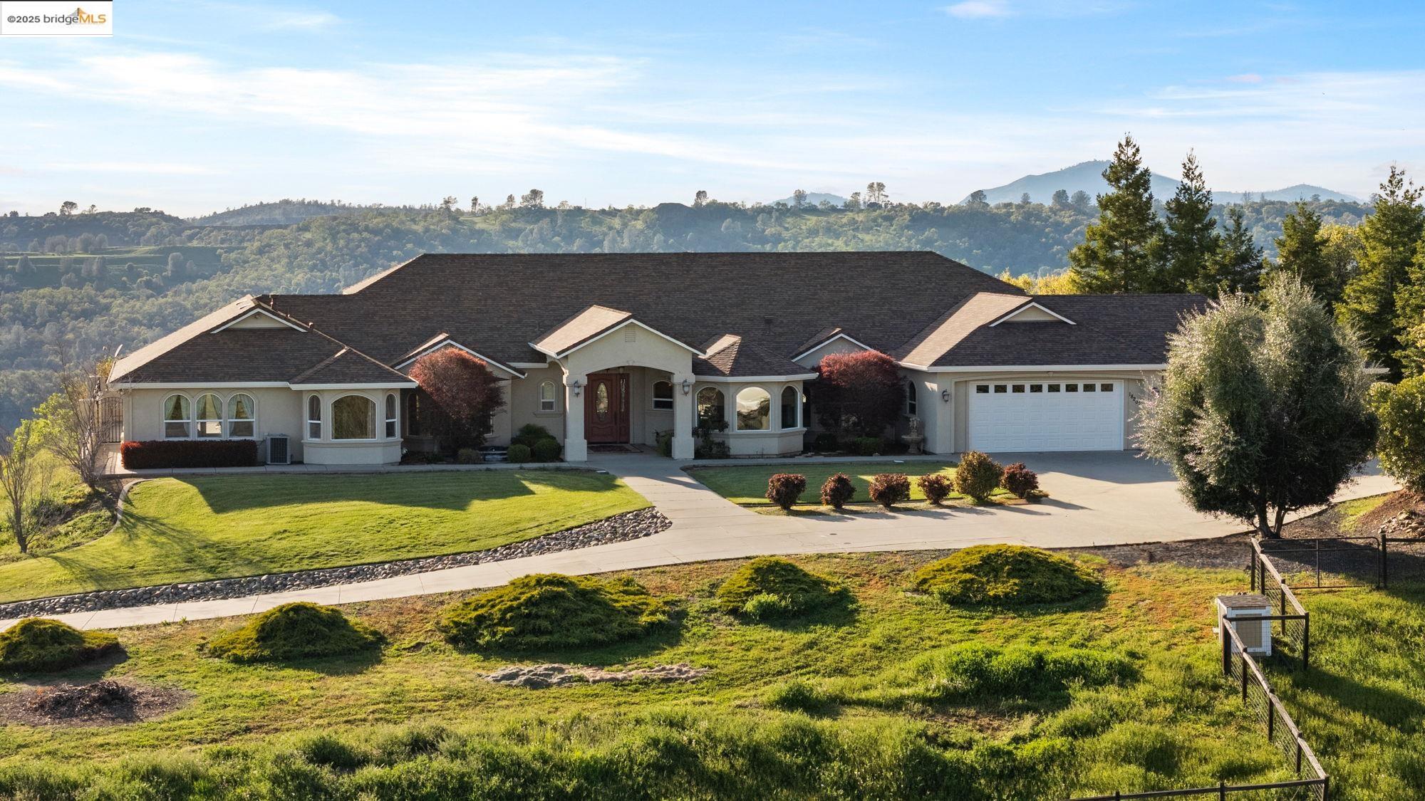 18201 Golden Oaks Dr