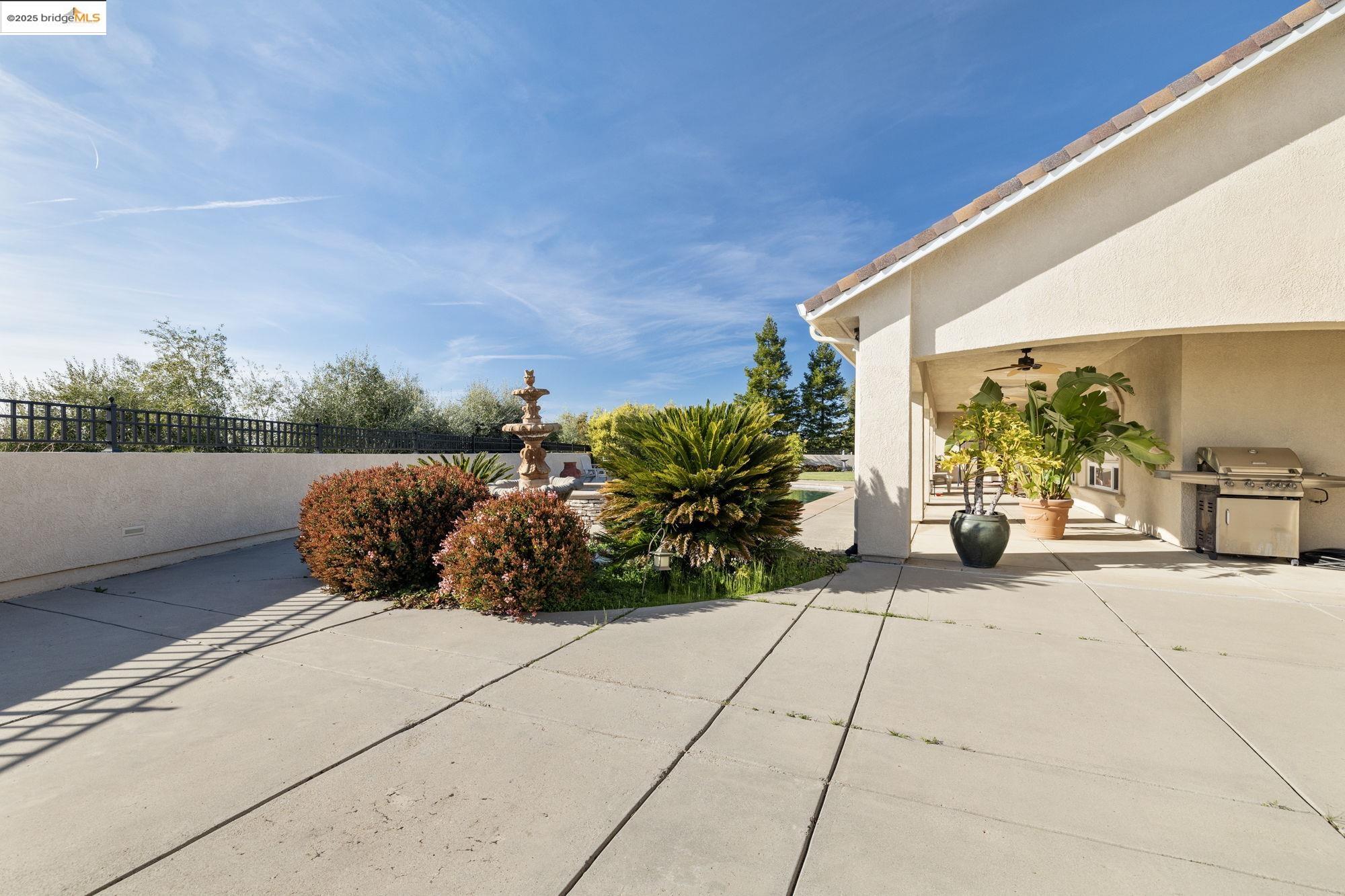 18201 Golden Oaks Dr