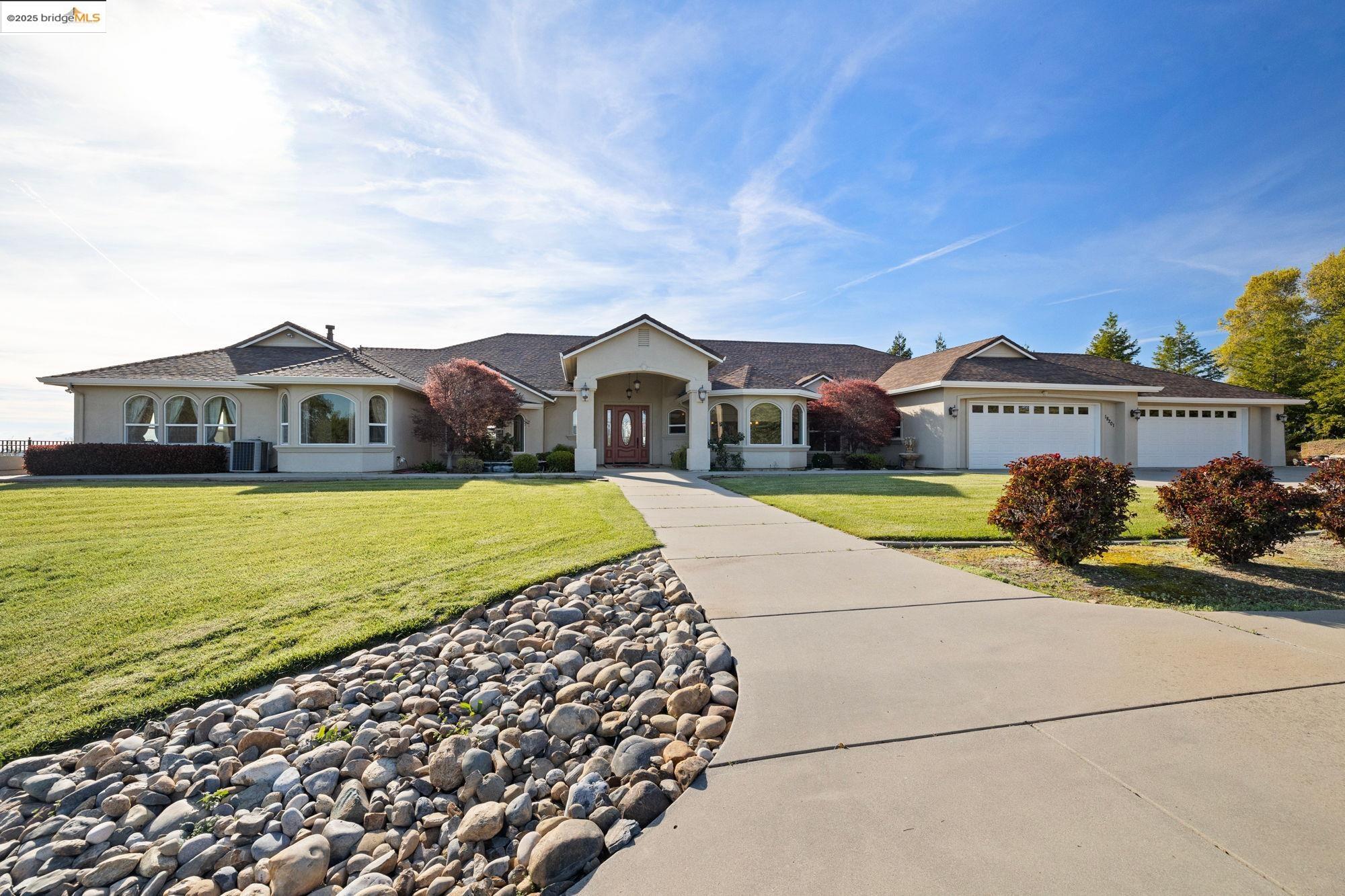 18201 Golden Oaks Dr