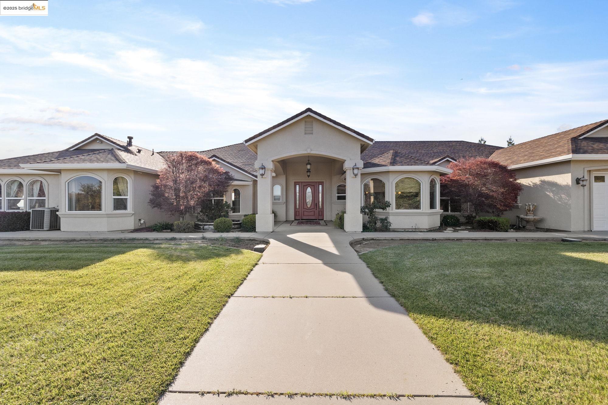 18201 Golden Oaks Dr