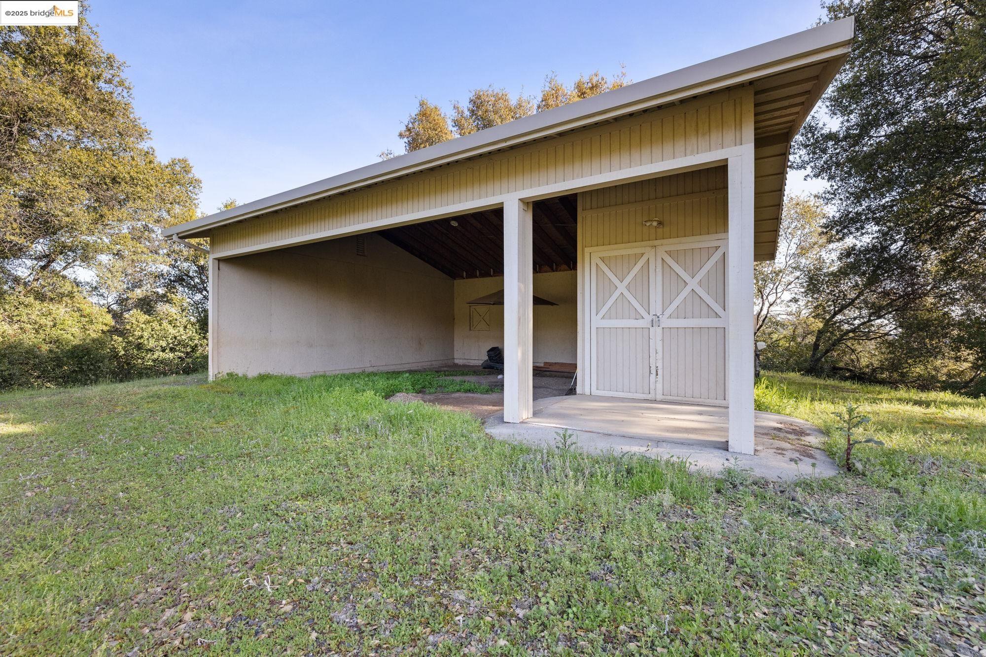 18201 Golden Oaks Dr