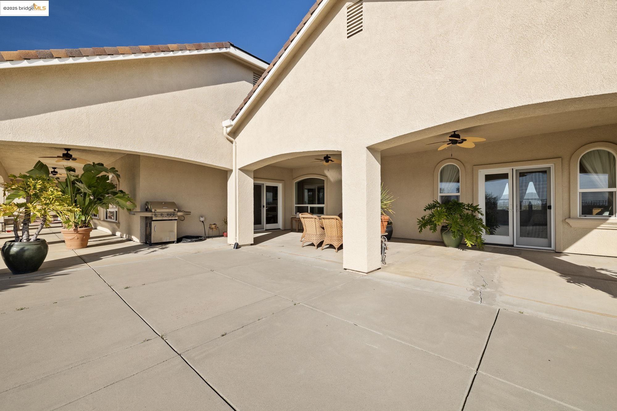 18201 Golden Oaks Dr