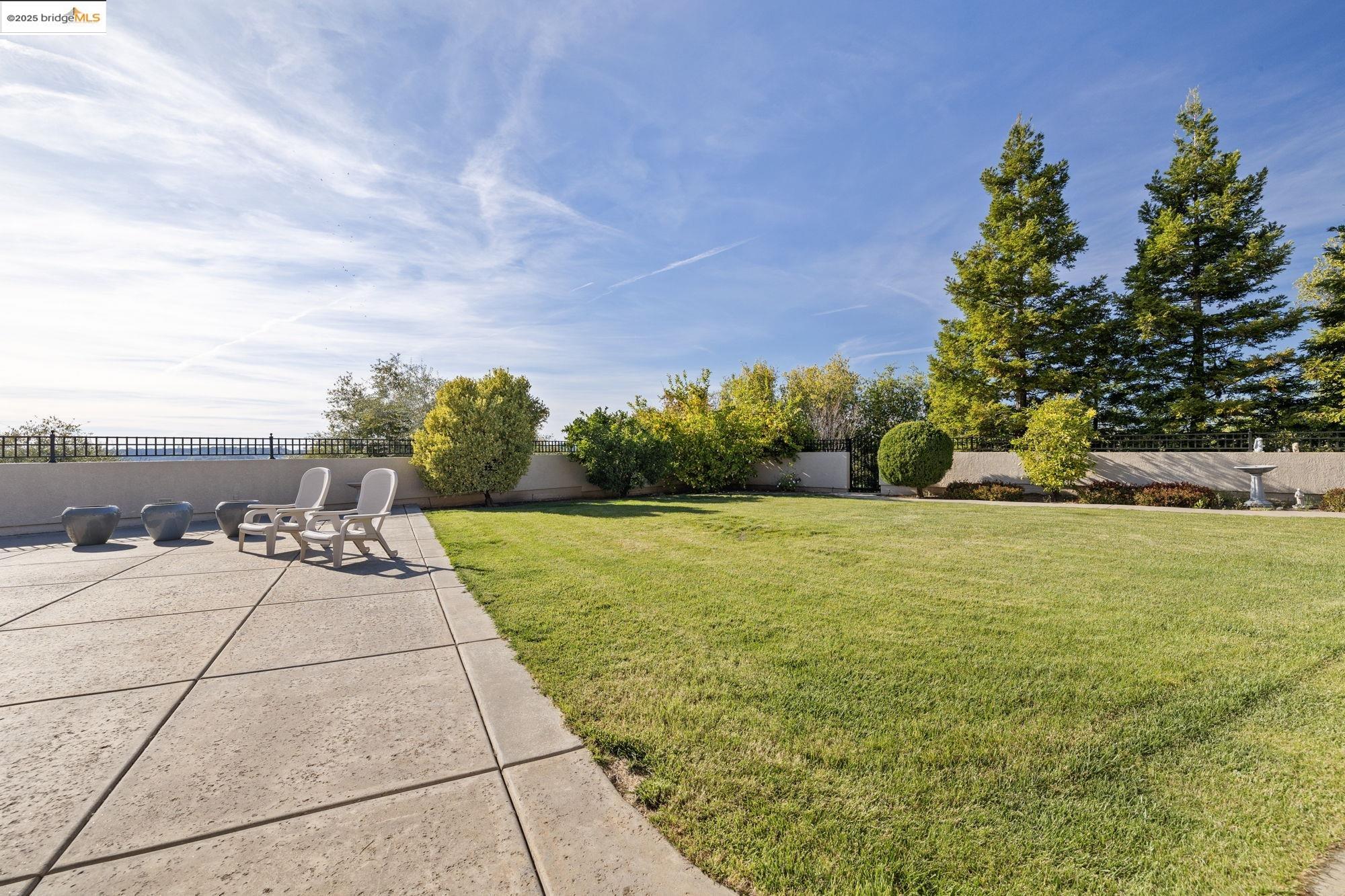 18201 Golden Oaks Dr