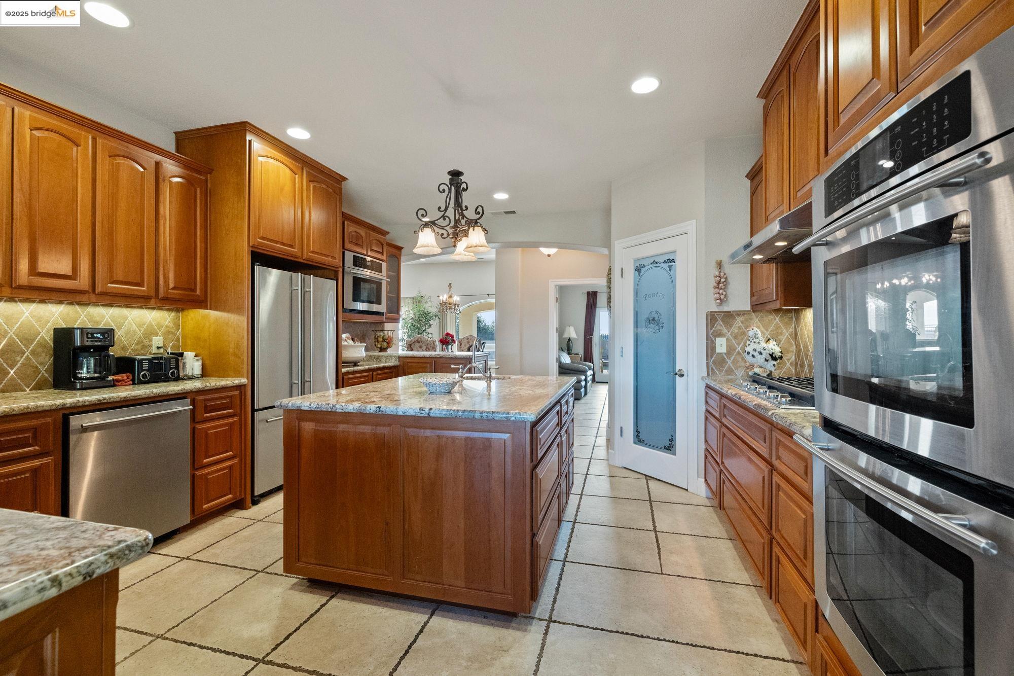 18201 Golden Oaks Dr