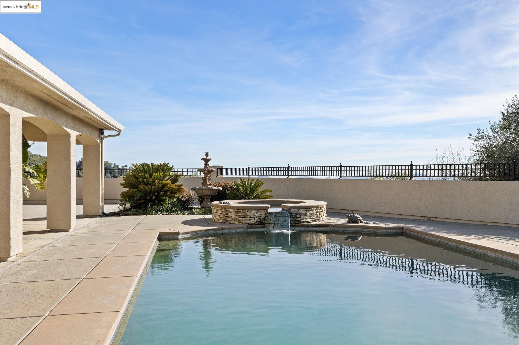 18201 Golden Oaks Dr