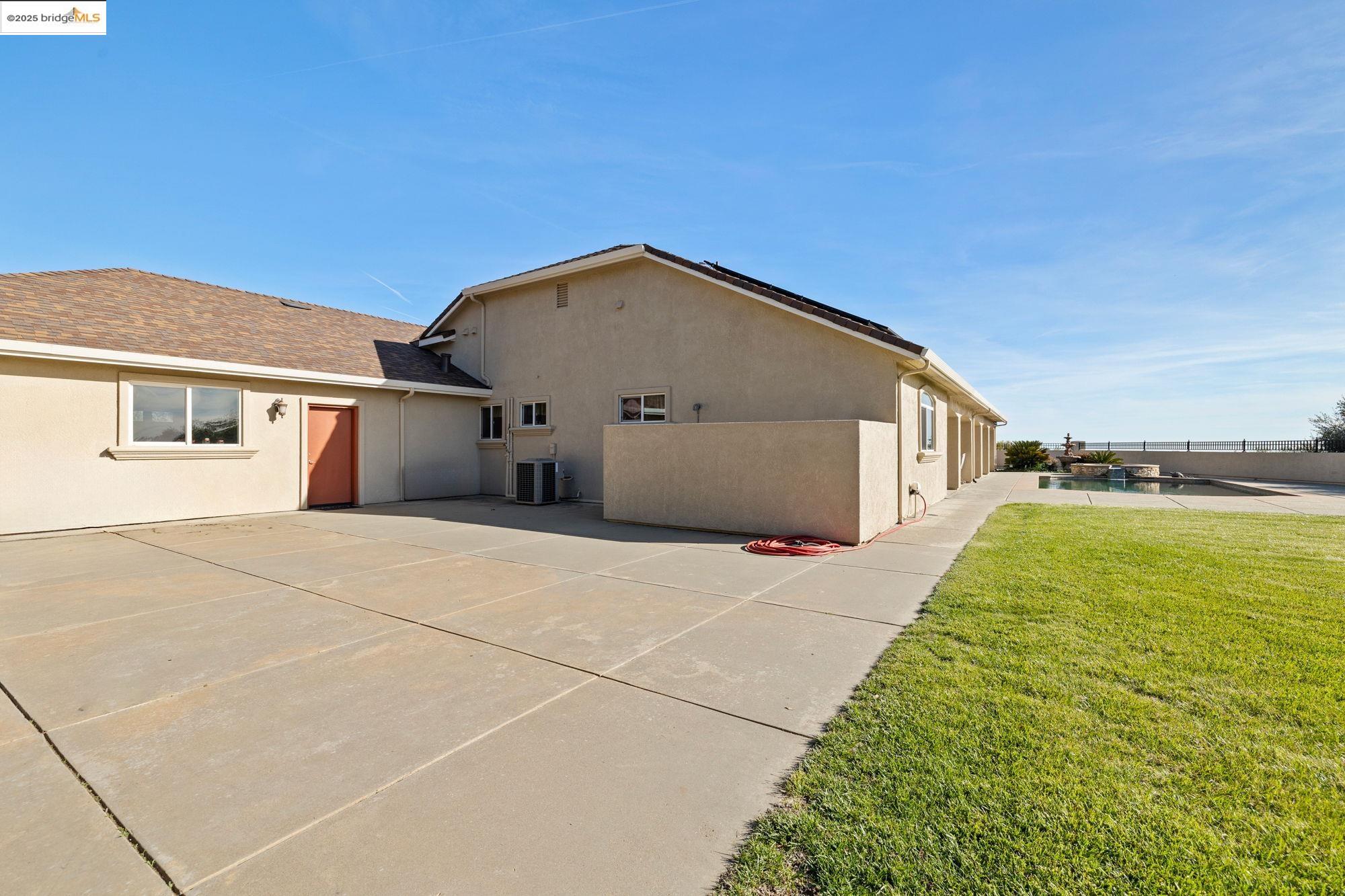 18201 Golden Oaks Dr