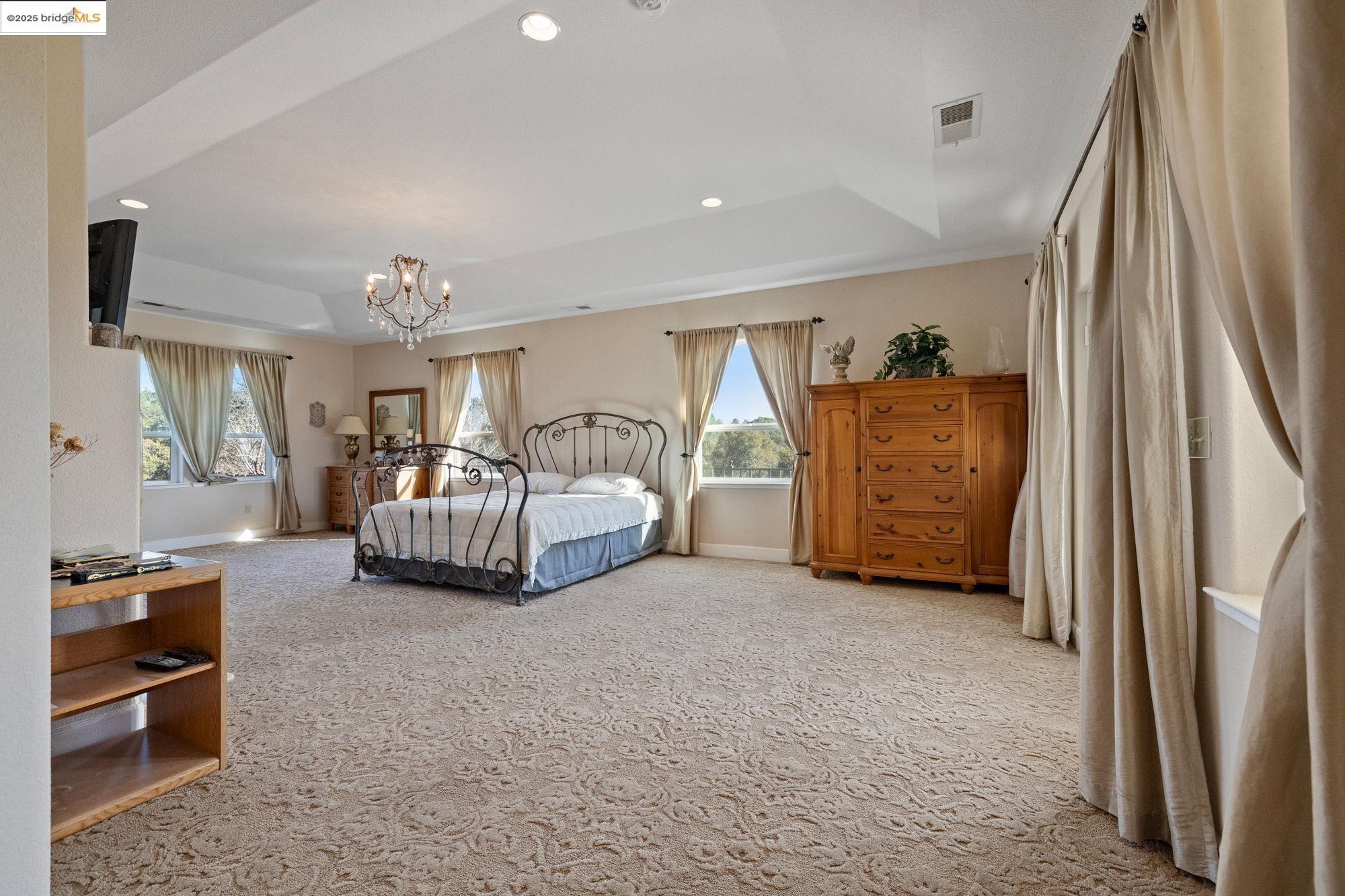 18201 Golden Oaks Dr