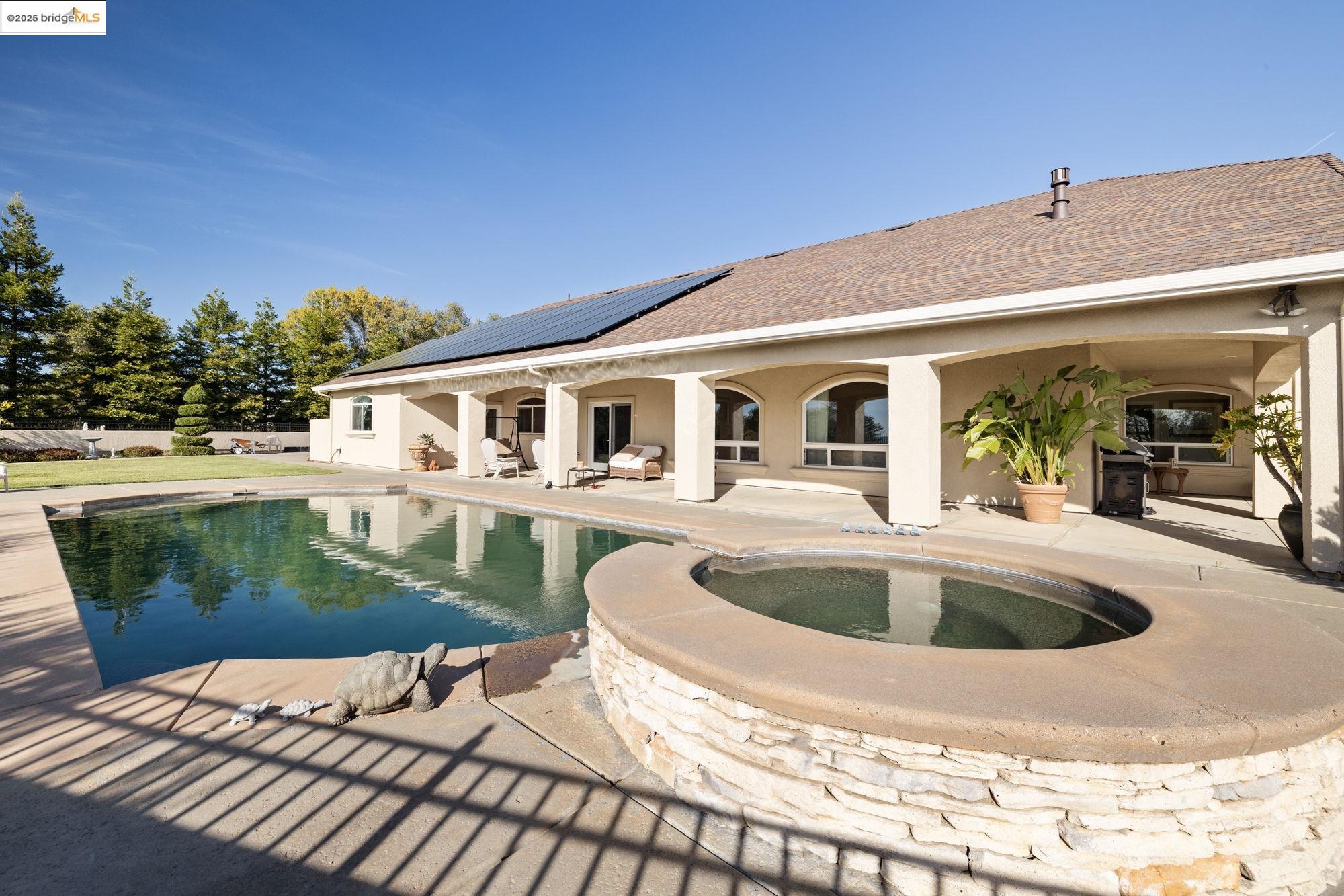 18201 Golden Oaks Dr