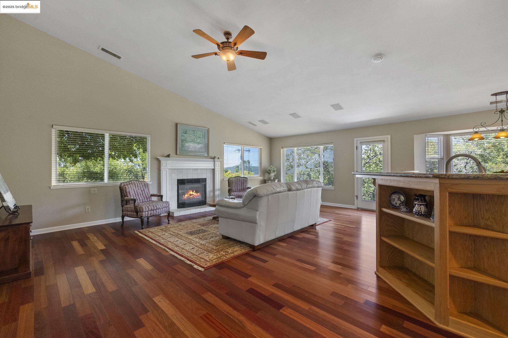 16399 Crestridge Ave