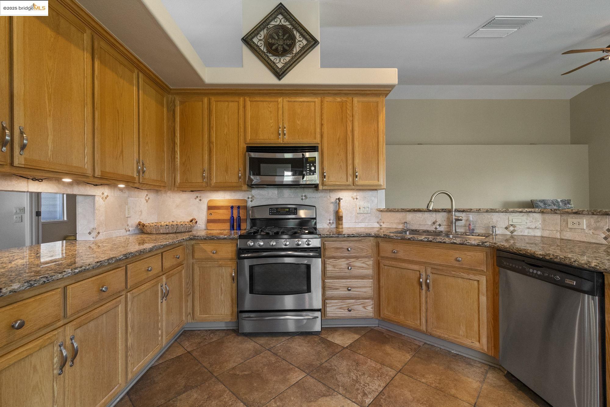 16399 Crestridge Ave