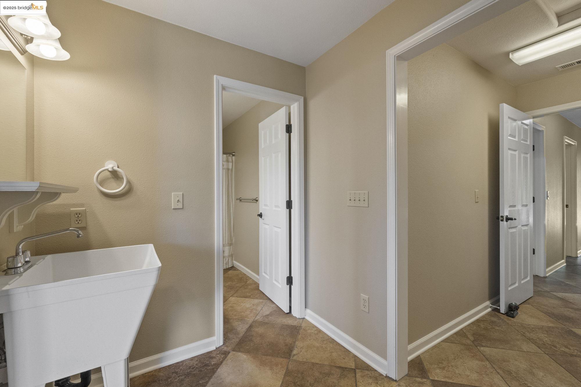 16399 Crestridge Ave