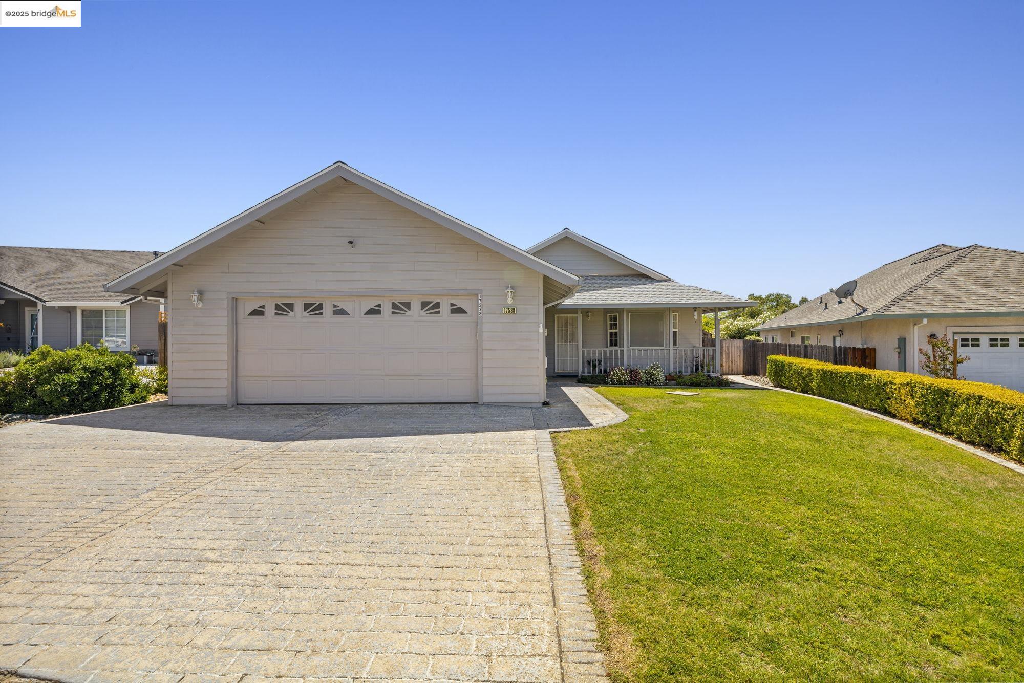 17538 Twin Oak Dr