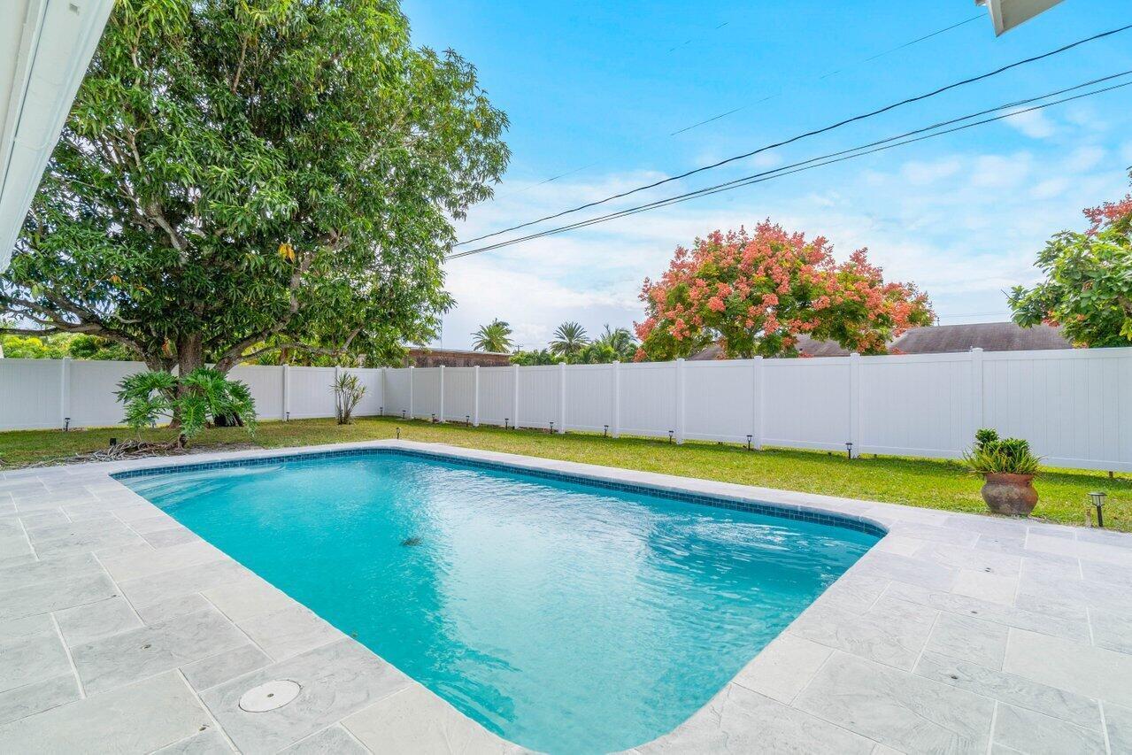 4586 Ellwood Drive