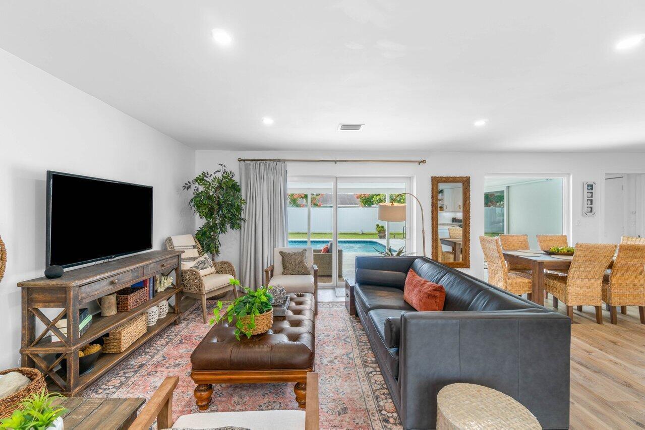 4586 Ellwood Drive