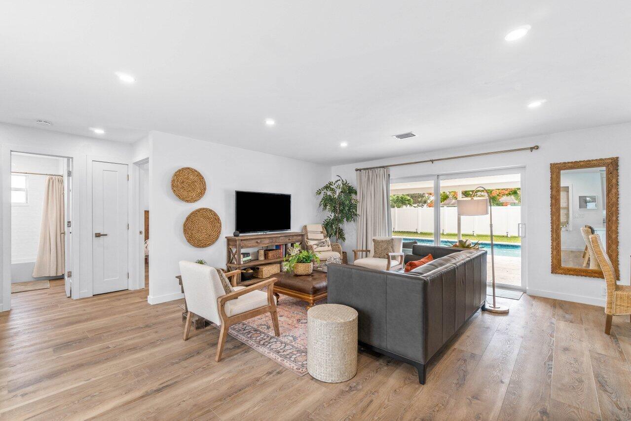 4586 Ellwood Drive
