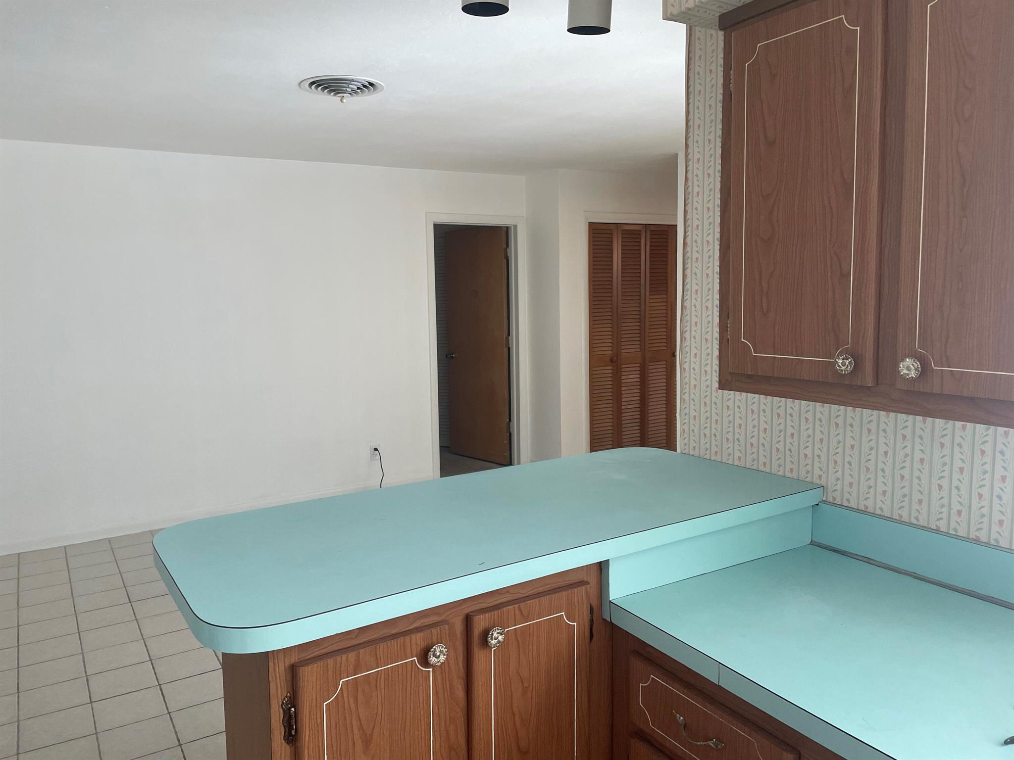 1406 Hillcrest Drive