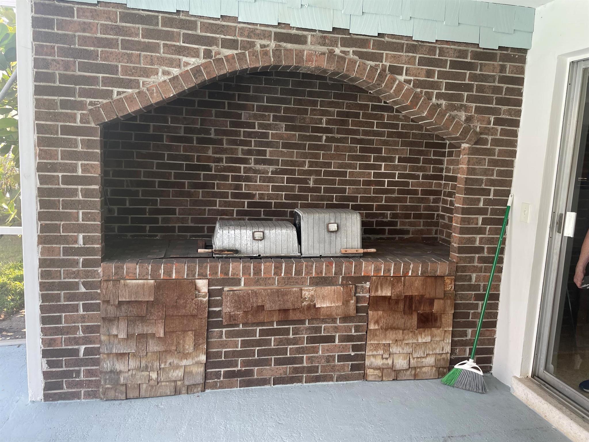 1406 Hillcrest Drive