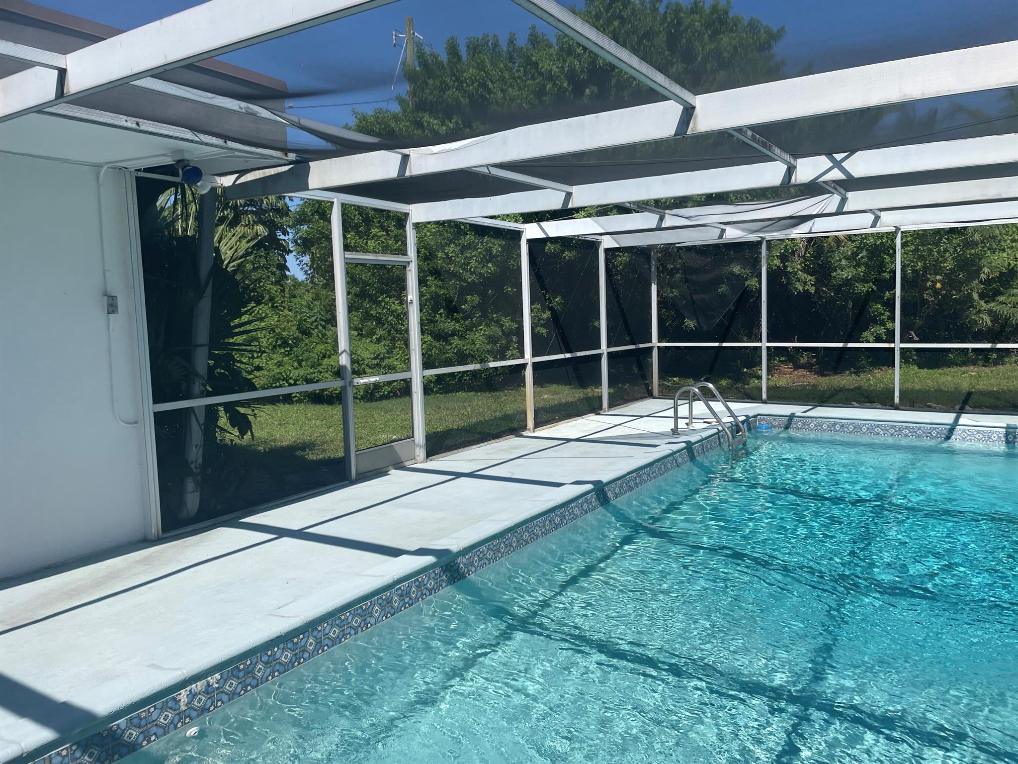 1406 Hillcrest Drive