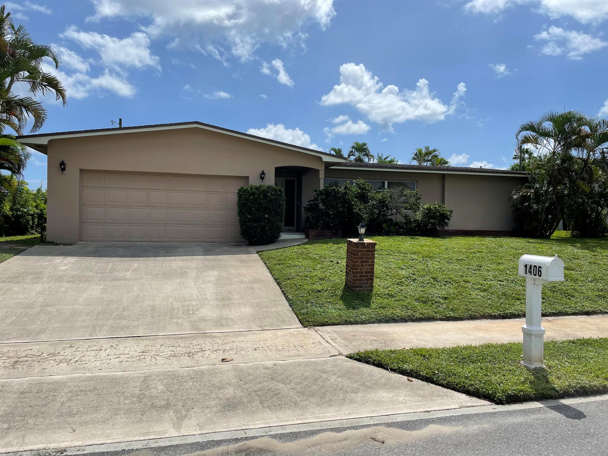 1406 Hillcrest Drive