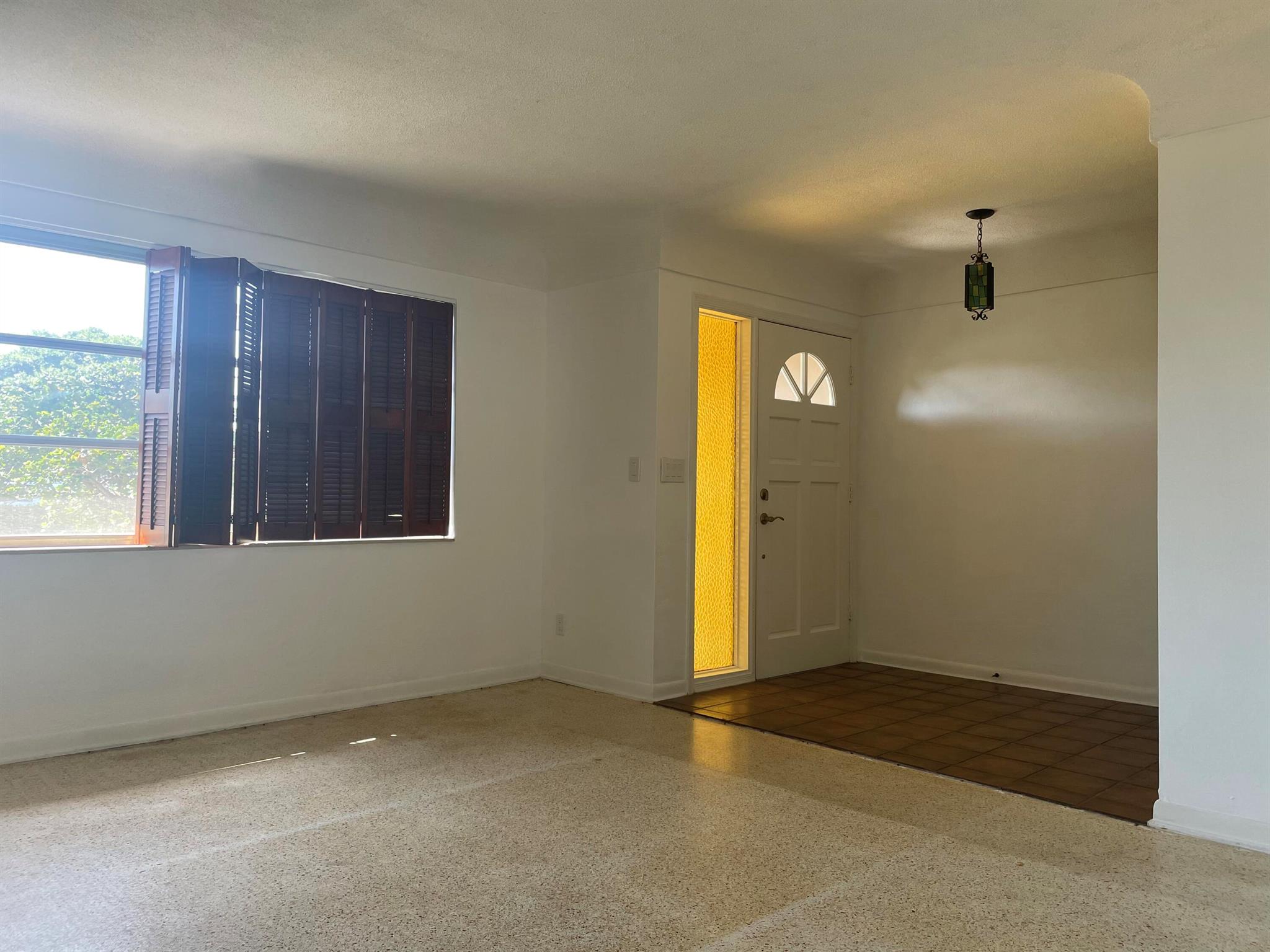 1406 Hillcrest Drive