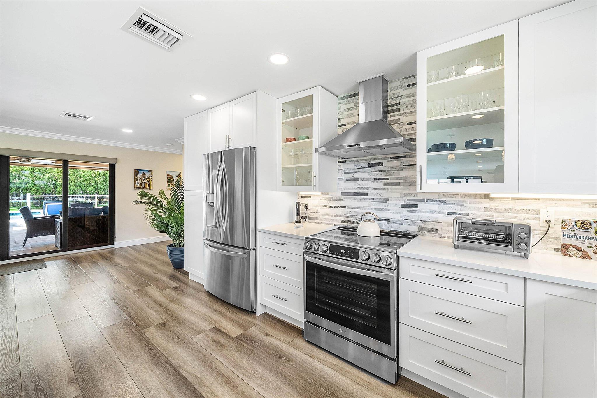6853 Bayshore Drive