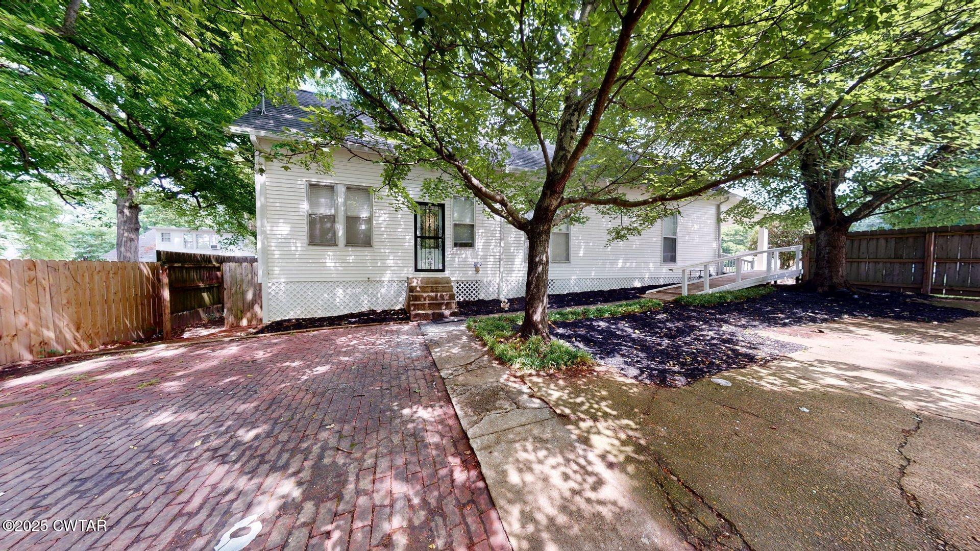 1109 N Sampson Avenue