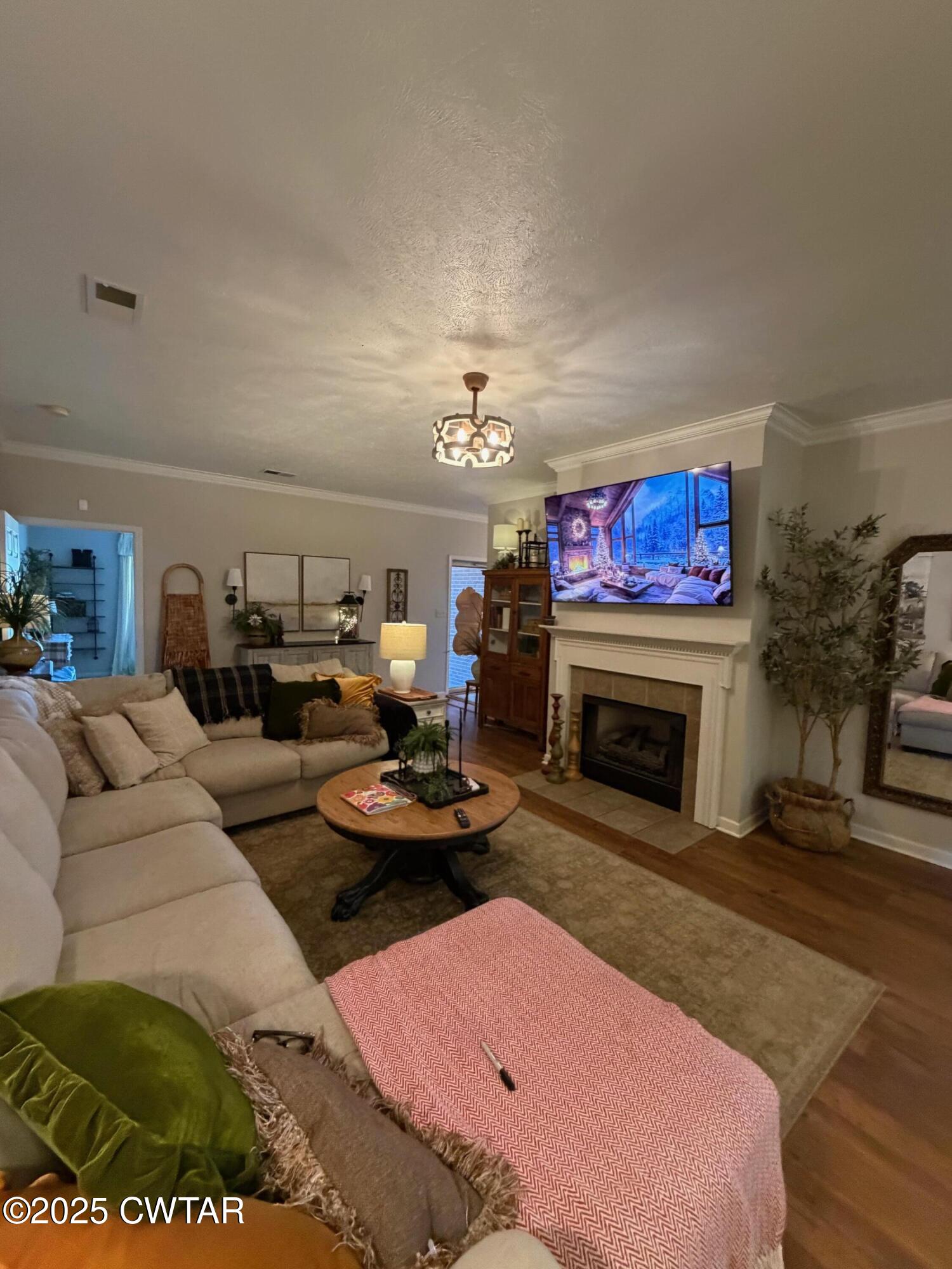 2221 Oakview Avenue