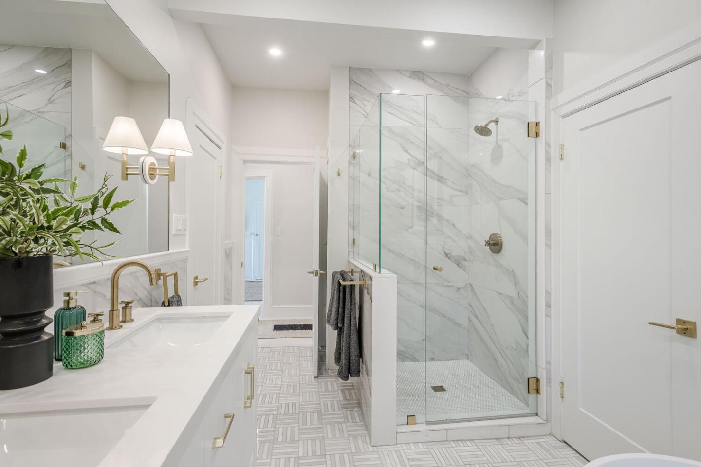30 W Poplar AVE