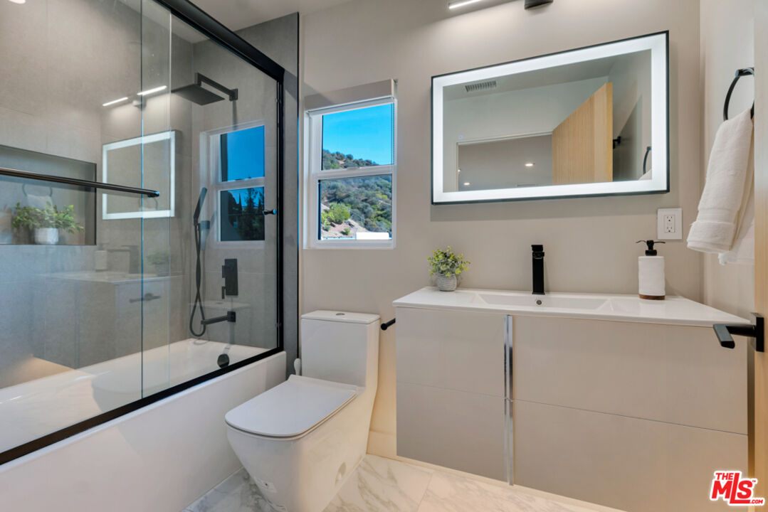 7966 Mulholland Dr