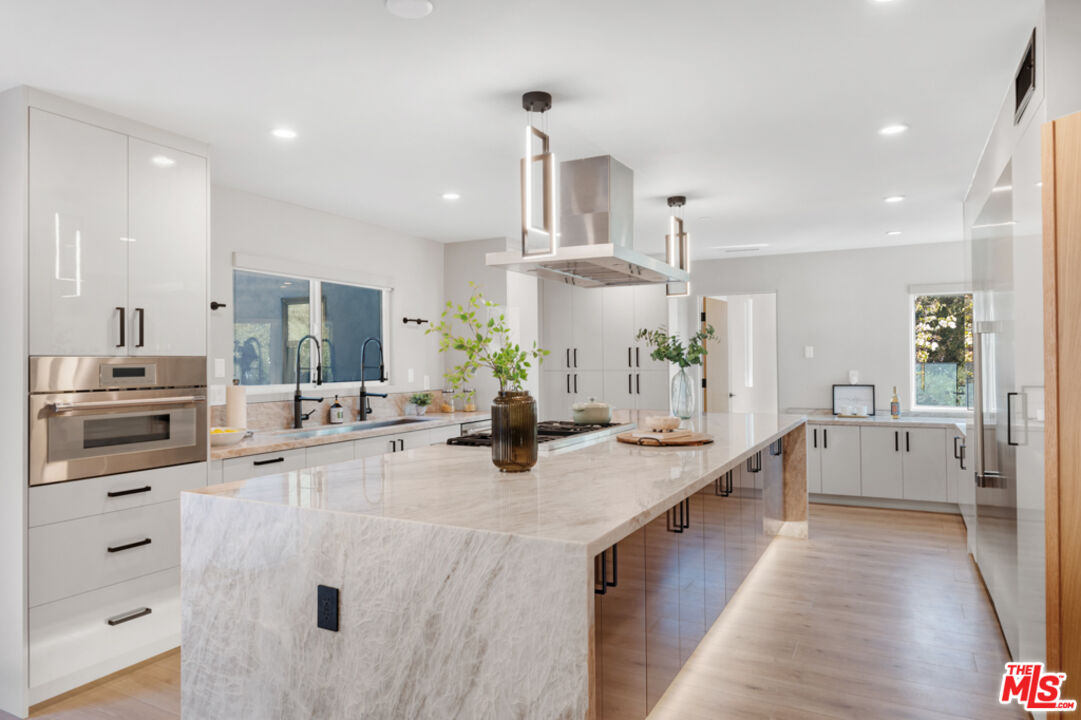 7966 Mulholland Dr