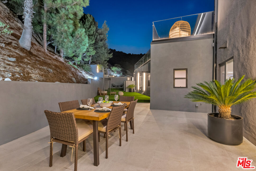 7966 Mulholland Dr