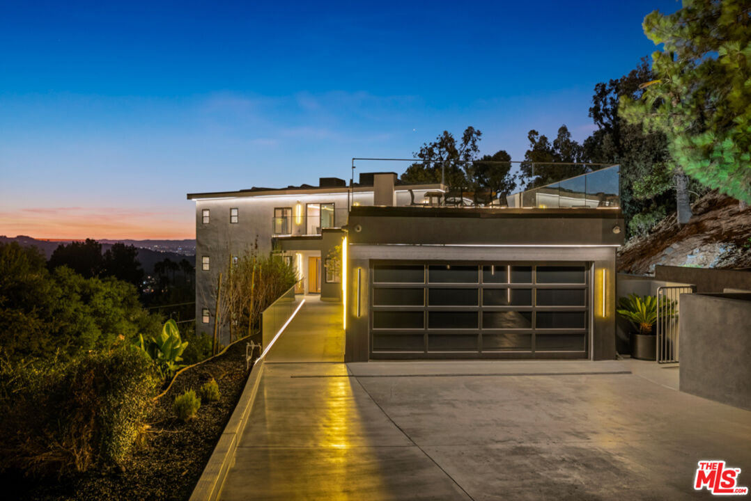 7966 Mulholland Dr