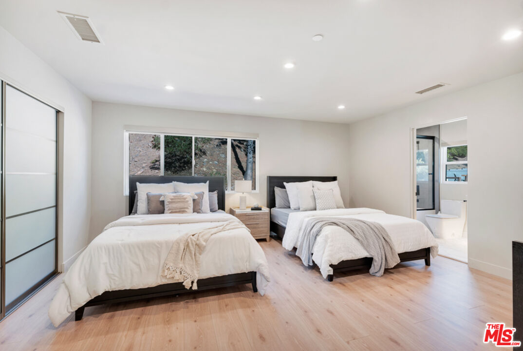 7966 Mulholland Dr