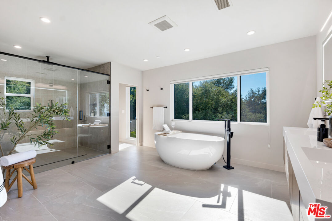7966 Mulholland Dr