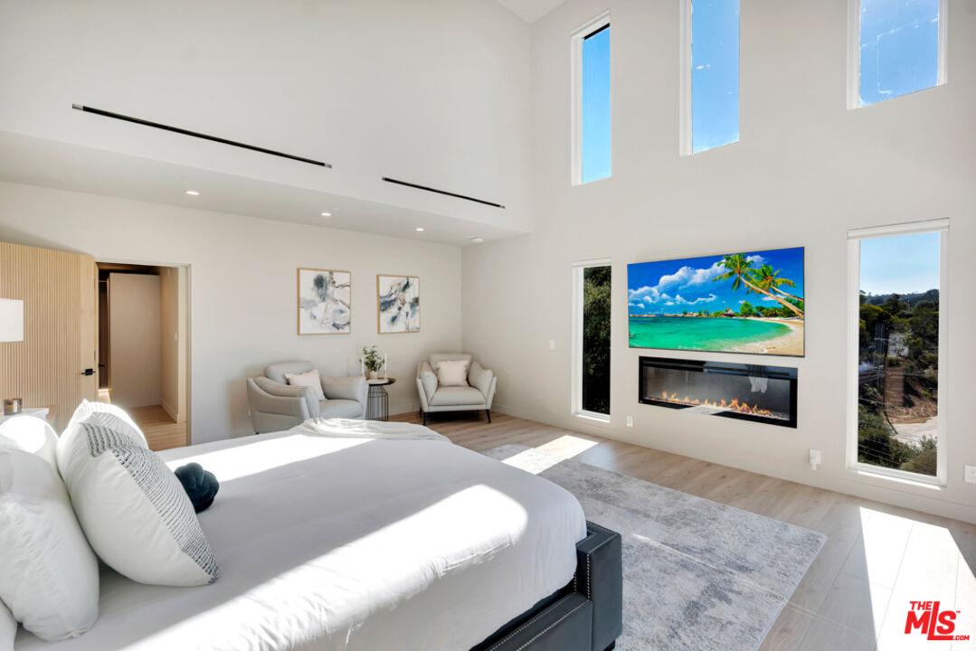 7966 Mulholland Dr