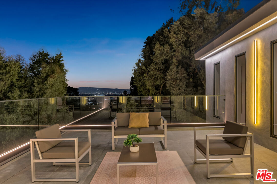 7966 Mulholland Dr
