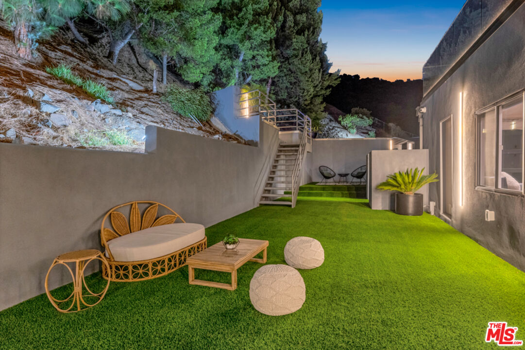 7966 Mulholland Dr