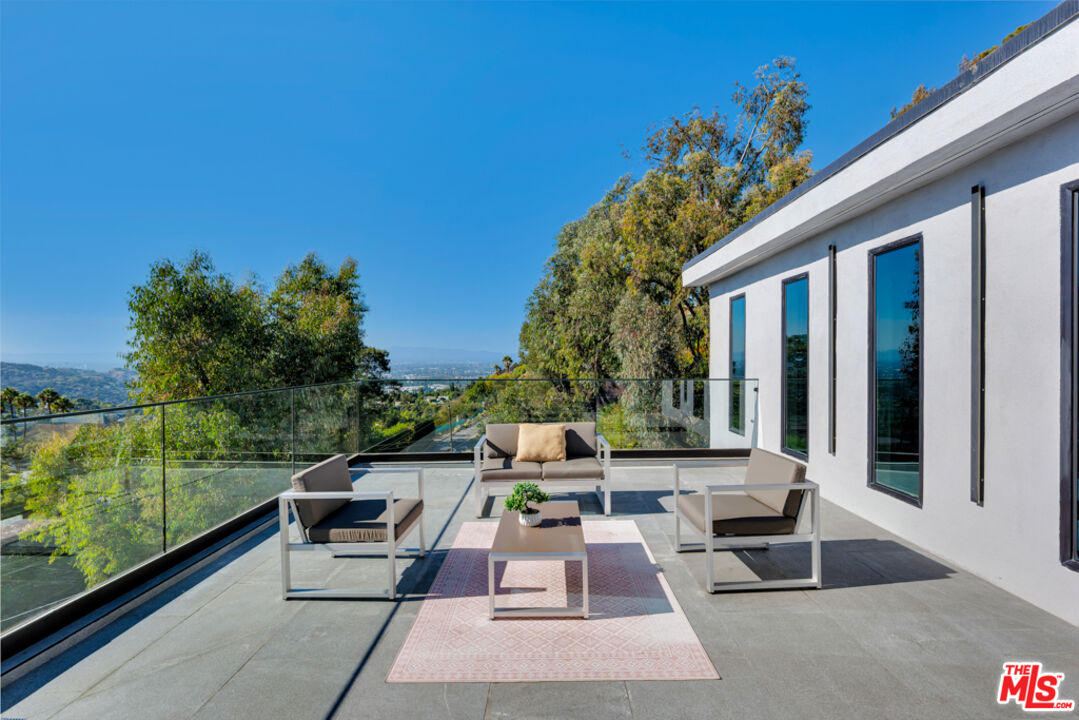 7966 Mulholland Dr