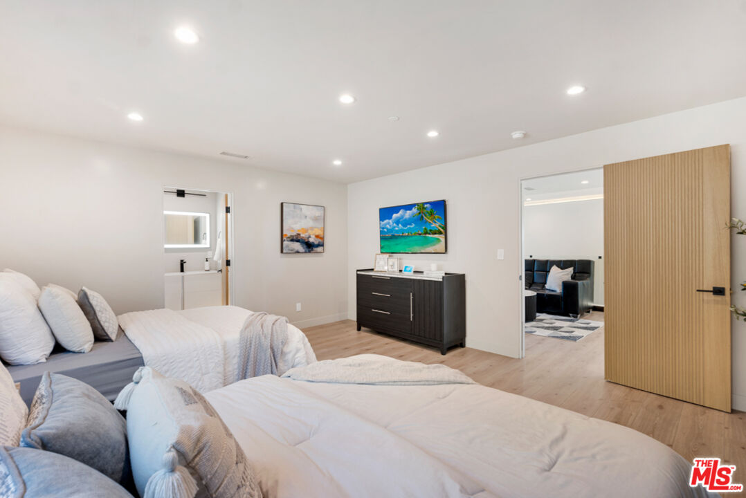7966 Mulholland Dr
