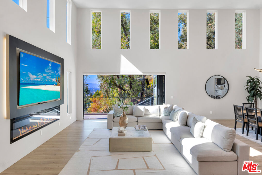 7966 Mulholland Dr