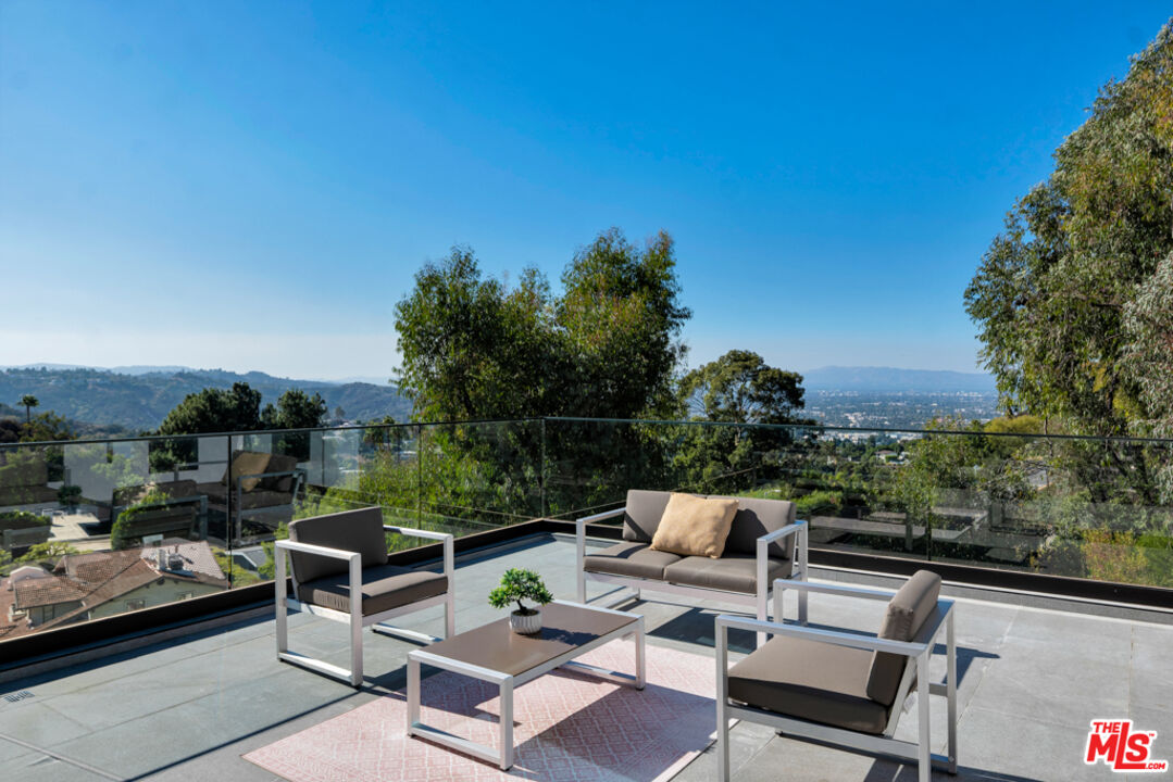 7966 Mulholland Dr