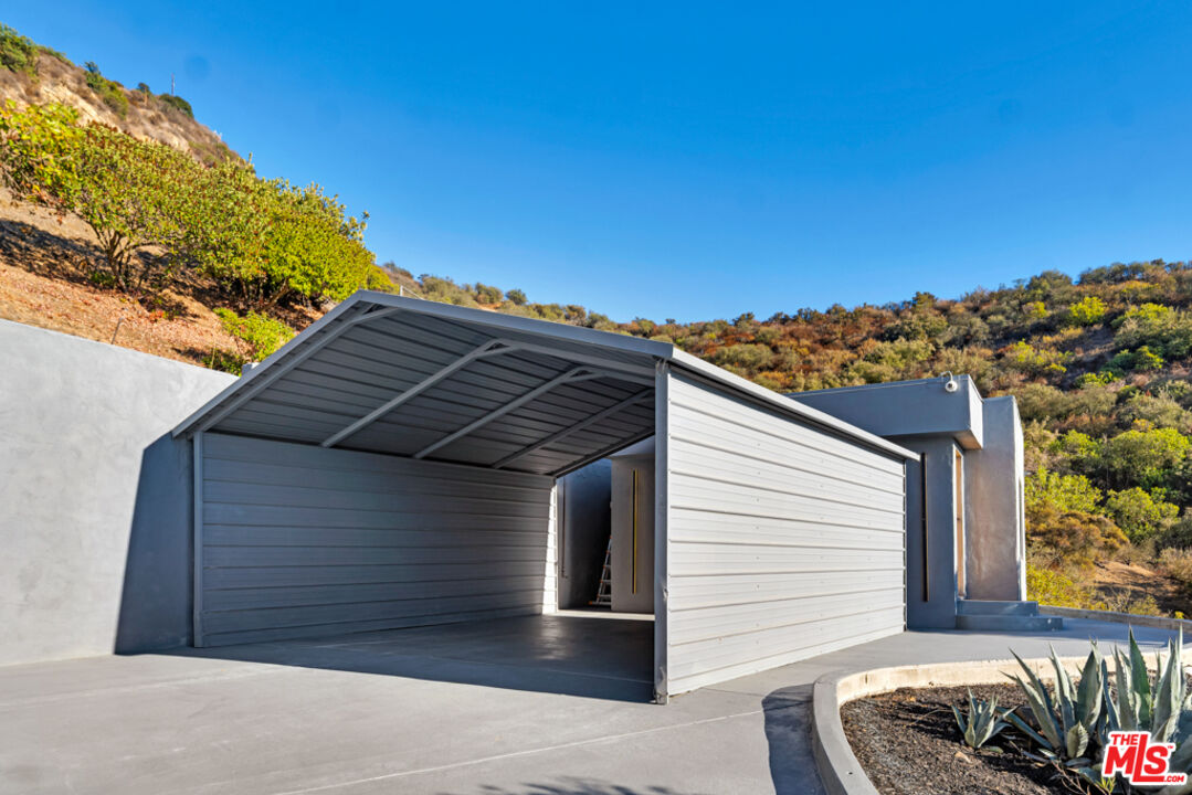 7966 Mulholland Dr