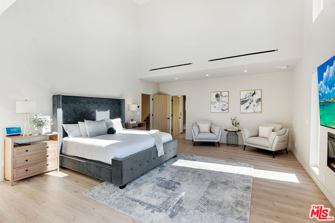 7966 Mulholland Dr
