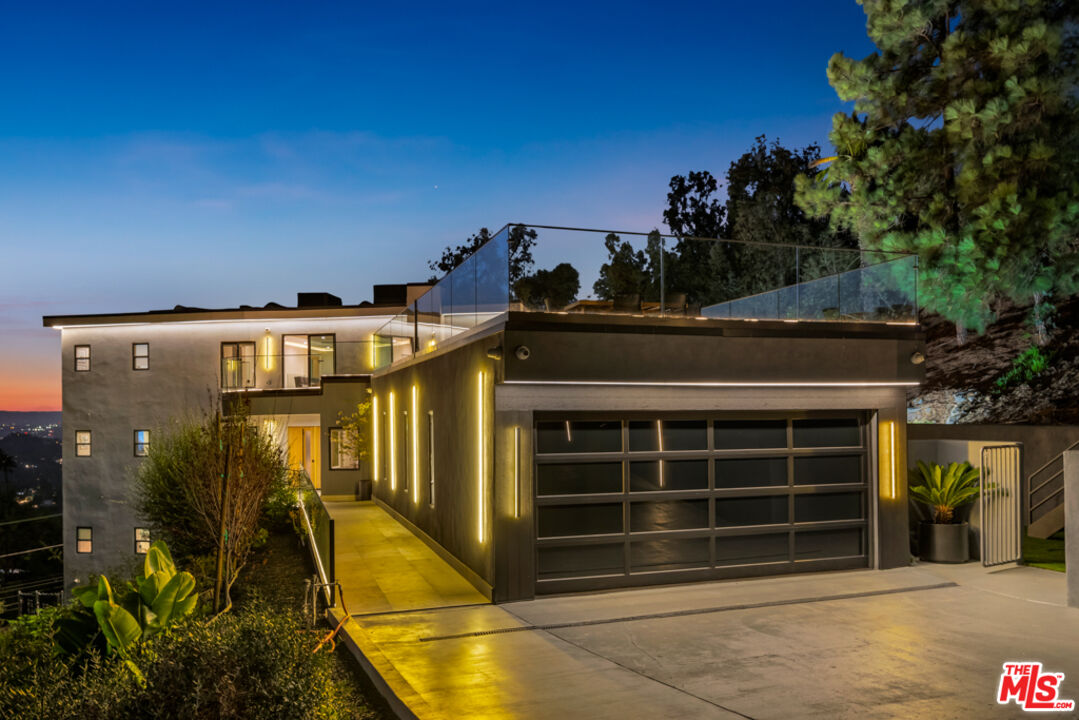 7966 Mulholland Dr