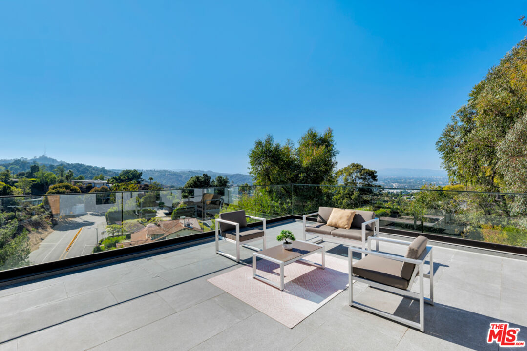 7966 Mulholland Dr