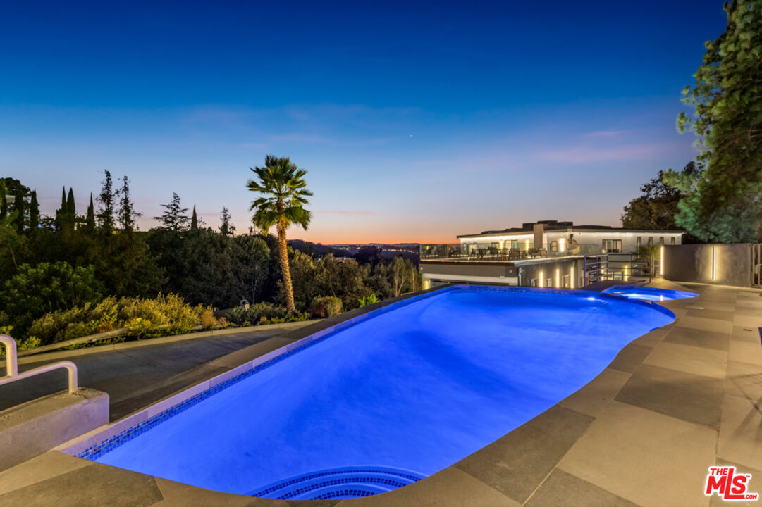7966 Mulholland Dr
