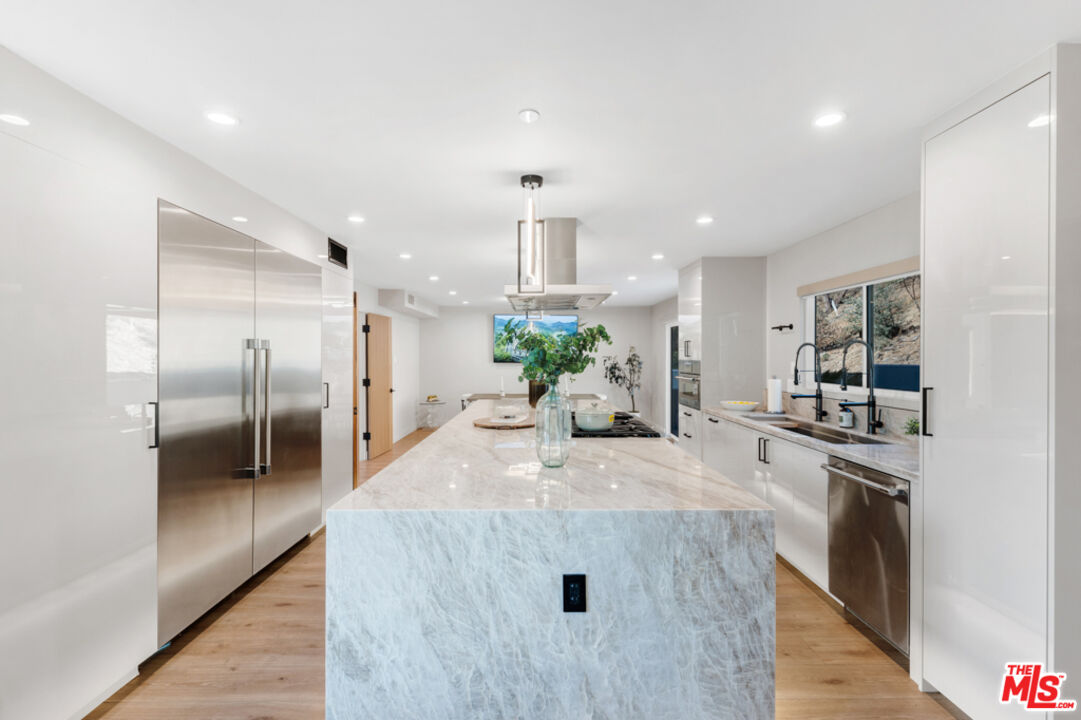 7966 Mulholland Dr