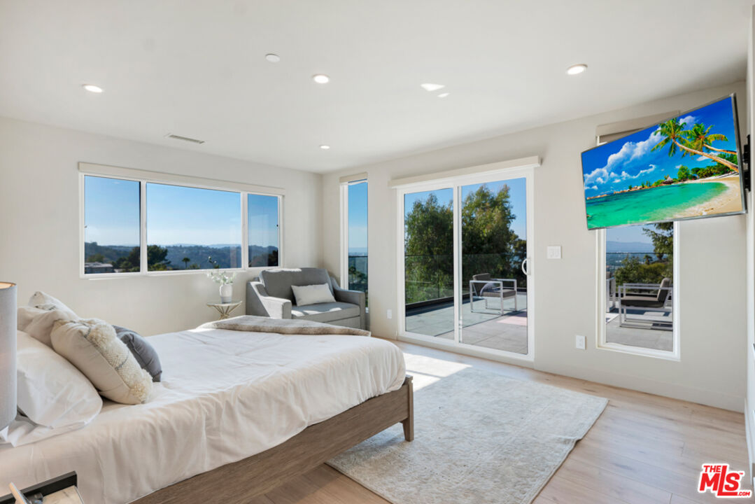 7966 Mulholland Dr